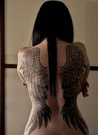 女生满背黑灰色个性线条翅膀纹身图片