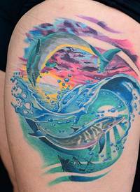 女生腿上彩绘清新风景浪花与海豚纹身图片