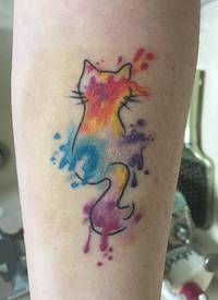 男生手臂上黑色线条可爱猫咪水彩七彩泼墨纹身图片