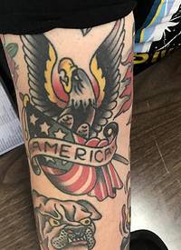 男生大腿上彩绘几何线条国旗和动物老鹰纹身图片