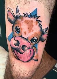 男生大腿上彩绘简单线条小动物牛纹身图片