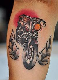 男生小腿上彩绘水彩素描创意摩托车纹身图片
