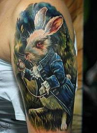 男生手臂上彩绘水彩素描创意文艺兔先生纹身图片