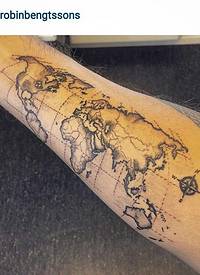 男生手臂上黑灰点刺几何抽象线条世界地图纹身图片