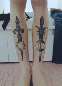 女生小腿上黑色点刺几何线条月亮太阳和匕首纹身图片
