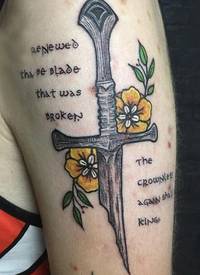 男生手臂上彩绘渐变植物花朵和匕首纹身图片