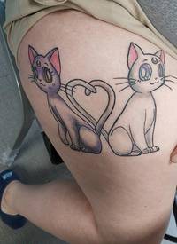 男生臀部彩绘渐变简单线条卡通小动物猫咪纹身图片