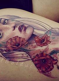 女生大腿上彩绘渐变植物花朵和简单线条人物肖像纹身图片
