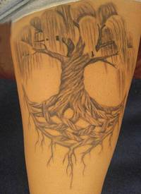 女生大腿上黑灰点刺简单抽象线条植物大树纹身图片