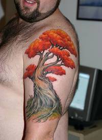 男生手臂上彩绘水彩素描创意文艺树纹身图片