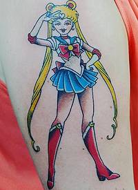 女生手臂上彩绘简单线条卡通人物美少女战士纹身图片