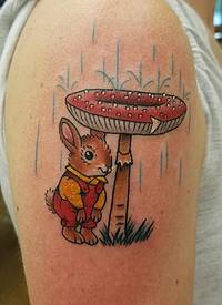 女生手臂上彩绘简单线条卡通小动物兔子和蘑菇纹身图片