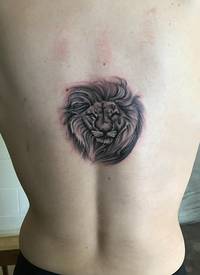 男生后背上黑色点刺简单抽象线条小动物狮子纹身图片