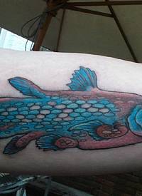 男生手臂上彩绘几何简单线条小动物鱼纹身图片