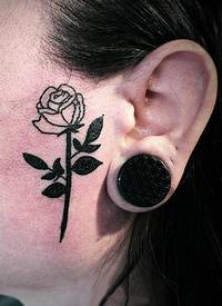 女生脸侧黑色简单线条植物玫瑰纹身图片
