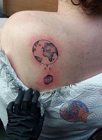 女生后背上黑色点刺几何简单线条地球状热气球纹身图片