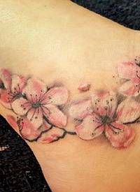 女生脚踝上彩绘渐变简单线条植物梅花纹身图片