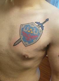 男生手臂彩绘几何线条箭和盾牌纹身图片