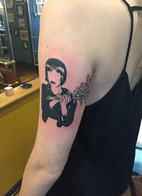 女生手臂上黑色点刺简单线条植物和人物纹身图片