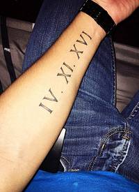 男生手臂上黑色点刺简单线条英文字母纹身图片