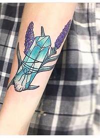 女生手臂上彩绘水彩素描创意文艺钻石纹身图片