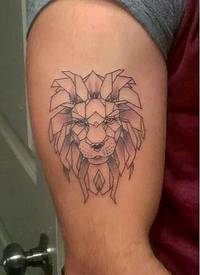男生大臂上黑灰点刺几何简单线条小动物狮子纹身图片
