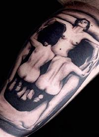 男生手臂上黑色点刺简单线条人物骷髅纹身图片