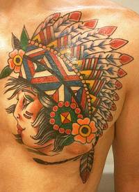 男生胸部彩绘渐变几何简单线条花朵和人物纹身图片