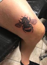 女生大腿上黑色点刺技巧简单线条小动物蜜蜂纹身图片