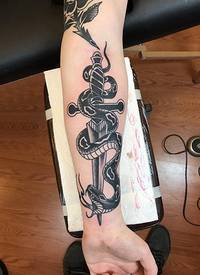 男生手臂上黑灰素描点刺技巧创意蛇图腾匕首纹身图片