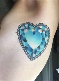 女生侧腰上蓝色渐变几何线条心形钻石纹身图片