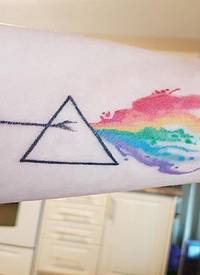 女生手臂上彩绘渐变几何抽象线条三角形纹身图片