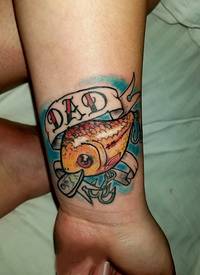 女生手臂上彩绘水彩素描文艺唯美鱼动物纹身图片