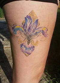 女生大腿上彩绘渐变简单线条文艺花朵和蜜蜂纹身图片