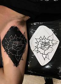 男生大臂上黑色几何简单抽象线条植物花朵纹身图片