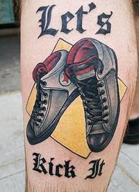 男生小腿上彩绘几何简单线条英文和鞋子纹身图片