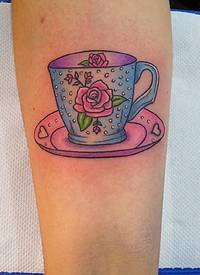 女生手臂上彩绘渐变几何简单线条植物花朵型杯子纹身图片