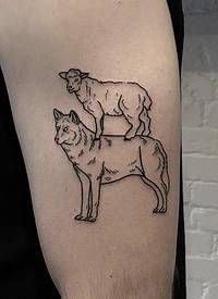 男生大臂上黑色简单抽象线条小动物羊和狼纹身图片