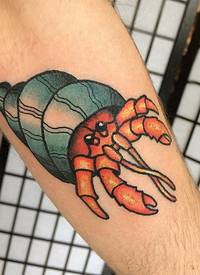 男生手臂上彩绘渐变简单线条小动物寄居蟹纹身图片