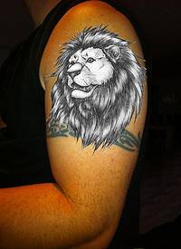 男生手臂上黑灰素描点刺技巧霸气狮子纹身图片