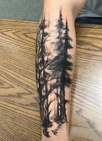 男生手臂上黑色水墨点刺技巧抽象线条植物大树纹身图片