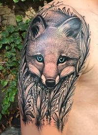 九尾狐狸纹身男生大臂上黑色的狐狸纹身图片