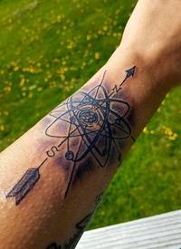 男生手臂上黑色点刺原子简单线条原子和剑纹身图片