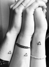 闺蜜纹身 闺蜜手臂上三角形纹身图片