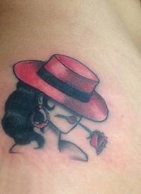 人物肖像纹身 女生侧腰上彩色的人物肖像纹身图片