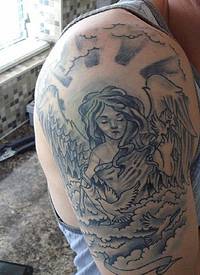 纹身守护天使 男生大臂上黑色的天寺纹身图片