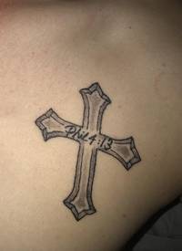 纹身小十字架 男生背部简单十字架纹身图片