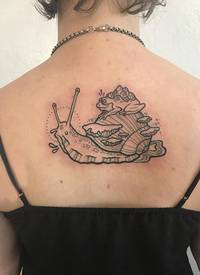 小动物纹身 女生背部蜗牛和青蛙纹身图片