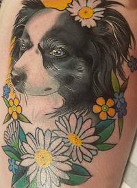 小狗纹身图片 女生大腿上花朵和小狗纹身图片