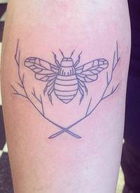 小蜜蜂纹身 男生大臂上树枝和蜜蜂纹身图片